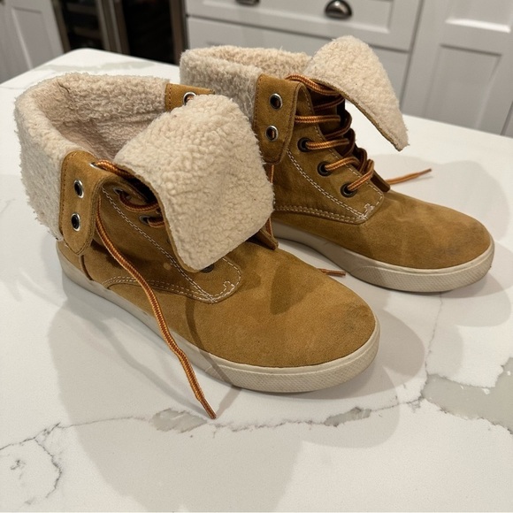 Mudd Faux Fur Suede Tan Foldover Hi Top Sneaker Booties 90’s Y2K Women’s Size 8 - Picture 2 of 13